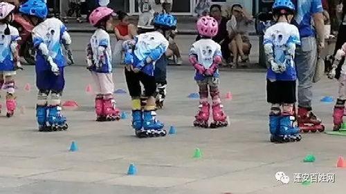 少儿轮滑视频,轮滑小将们的快乐滑行之旅
