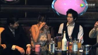 男人亲女人的胸的视频